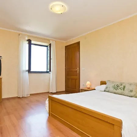 Montrin Villa Kaštel